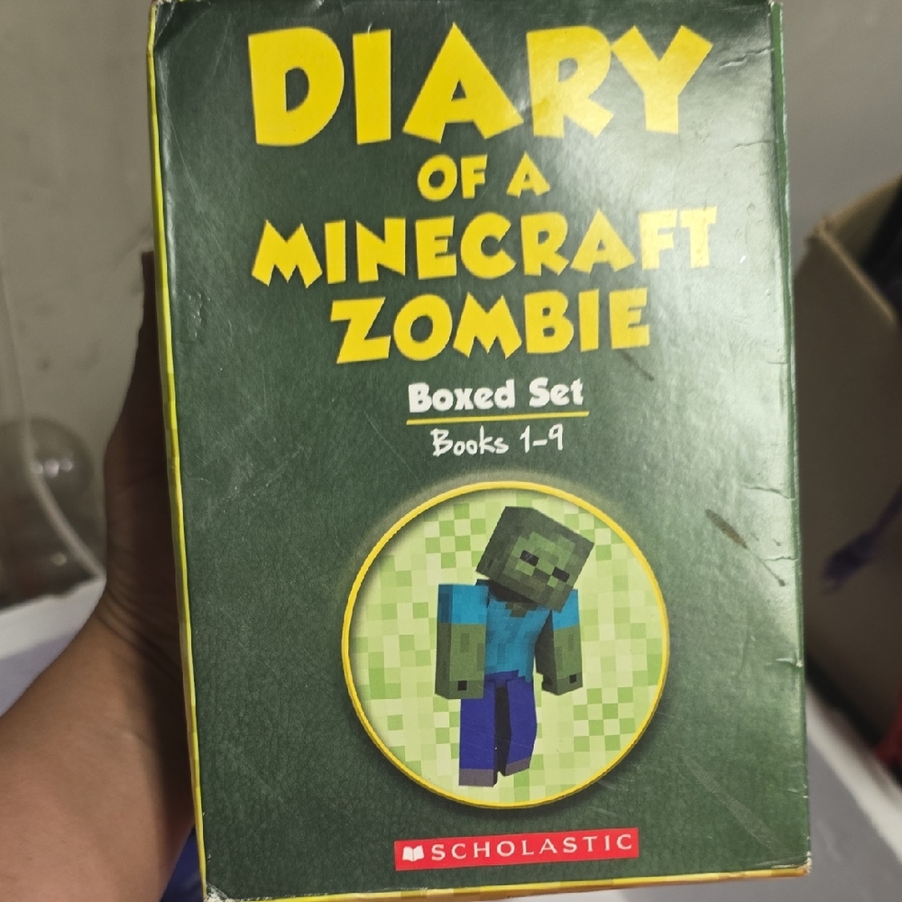 Scholastic Green and Yellow Minecraft Zombie Boxed Set